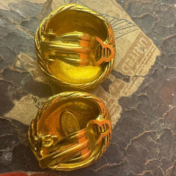 Chanel Vintage CC Woven Button Clip On Earrings 24k Gold Plated 94A Authentic - Picture 2 of 4